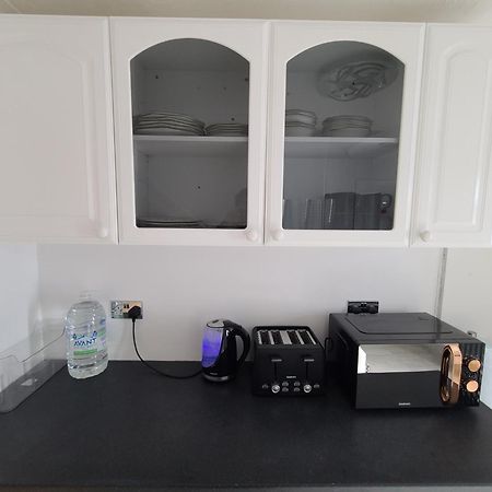 Roomz-Gatwick-London-Airport Parking-Travel Service Ifield Luaran gambar