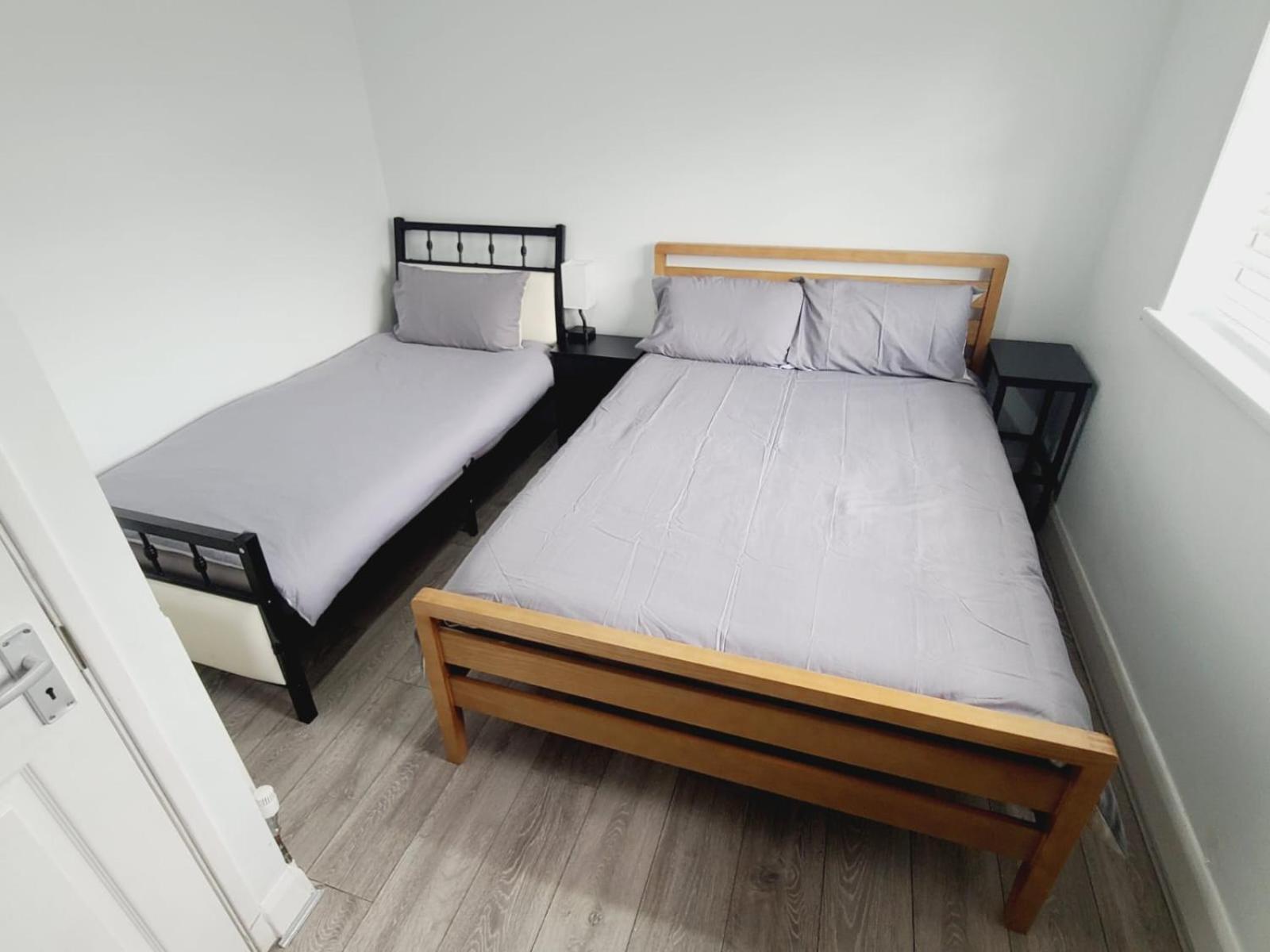 Roomz-Gatwick-London-Airport Parking-Travel Service Ifield Luaran gambar