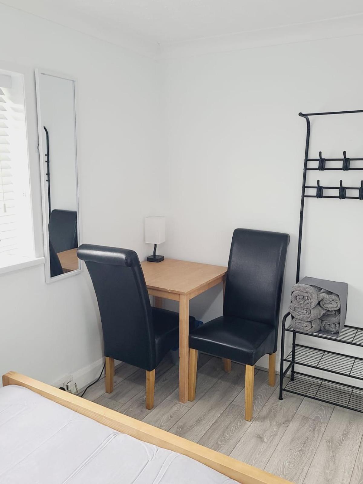 Roomz-Gatwick-London-Airport Parking-Travel Service Ifield Luaran gambar