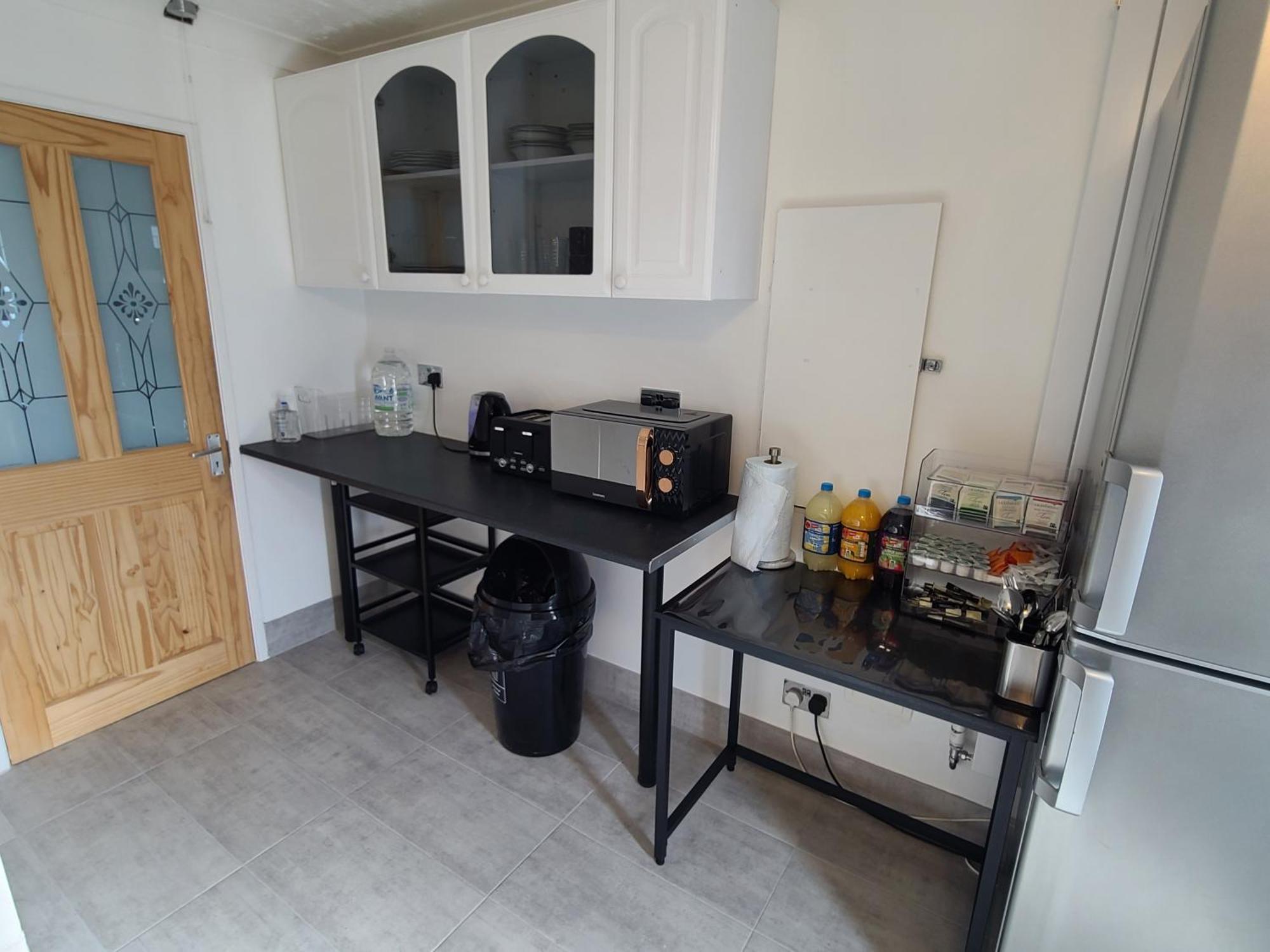 Roomz-Gatwick-London-Airport Parking-Travel Service Ifield Luaran gambar