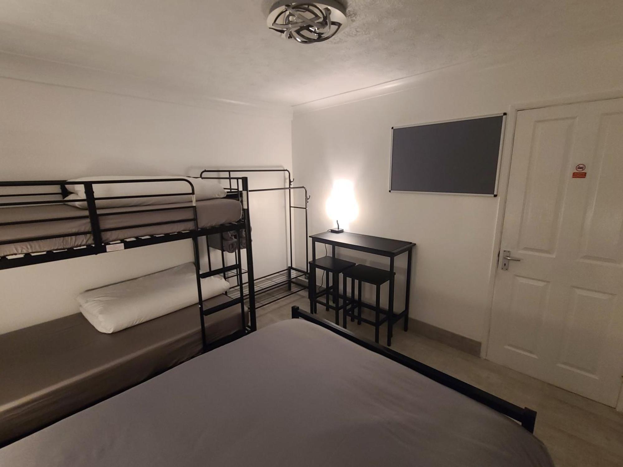 Roomz-Gatwick-London-Airport Parking-Travel Service Ifield Luaran gambar